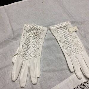WOMENS WHITE VINTAGE GLOVES. ORNATE WEDDING. SPRING EVENTS 🌸🌸🌸🌸🌸
